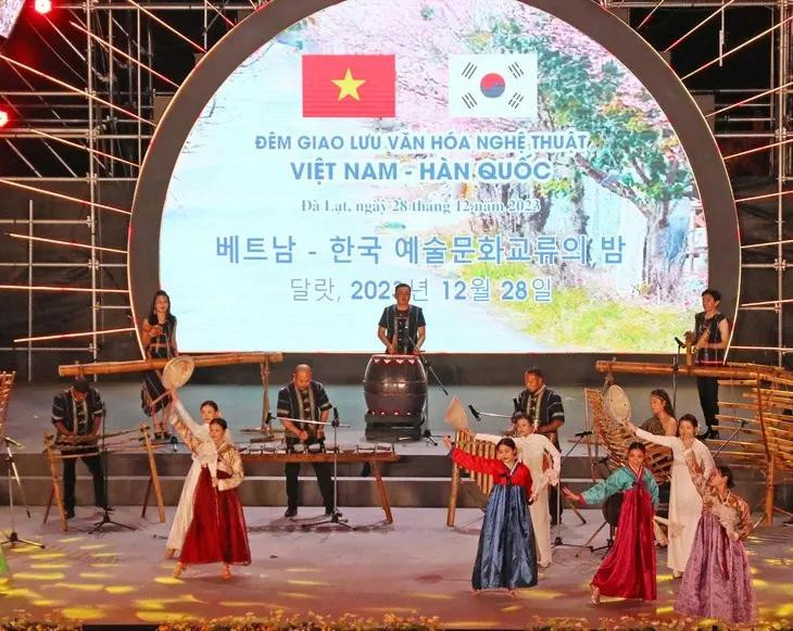 越南大叻市——韩国春川市艺术文化交流晚会于2023年12月28日举行。图自越通社