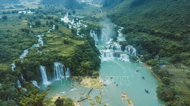 高平板约瀑布美景。图自越通社