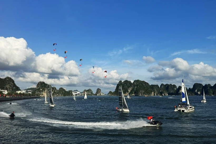 “下龙冲浪”节首次在广宁省下龙湾举行。图自baoquangninh.vn