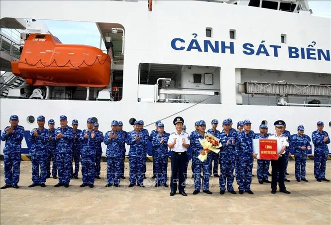 越南海警二区司令部所属的海警CSB 8002号舰在海警二区军港出发，前往菲律宾进行访问。图自越通社