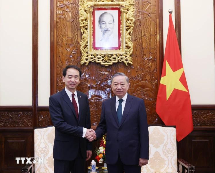 苏林接受中国新任驻越大使何炜递交国书