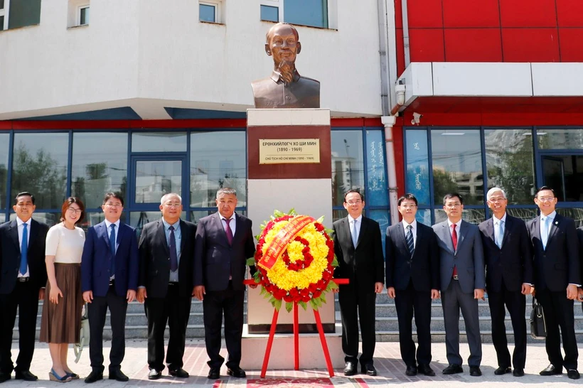 胡志明市市委书记阮文年一行向胡志明塑像献花。图自越通社