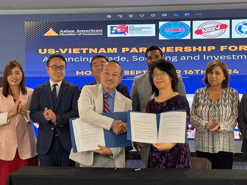 胡志明市机电企业协会与亚裔美国商会签署了谅解备忘录。图自越通社