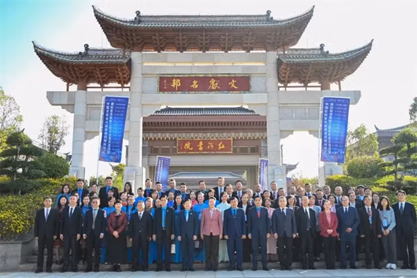 与会代表合影。图自互联网