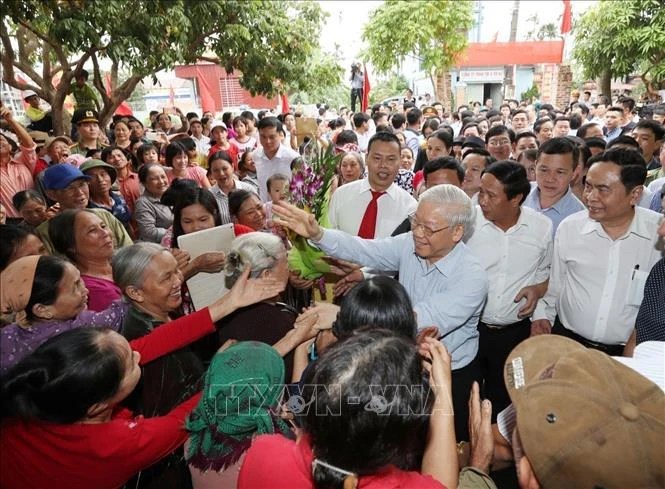 阮富仲总书记与海防市永 宝县荣光乡上殿村人民群众欢度全民族大团结日活动。图自越通社