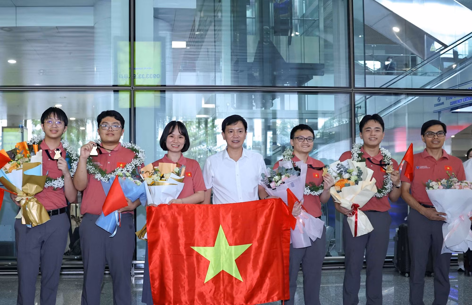 vna-potal-doi-tuyen-olympic-hoa-hoc-mang-vinh-quang-tro-ve-8150767.jpg