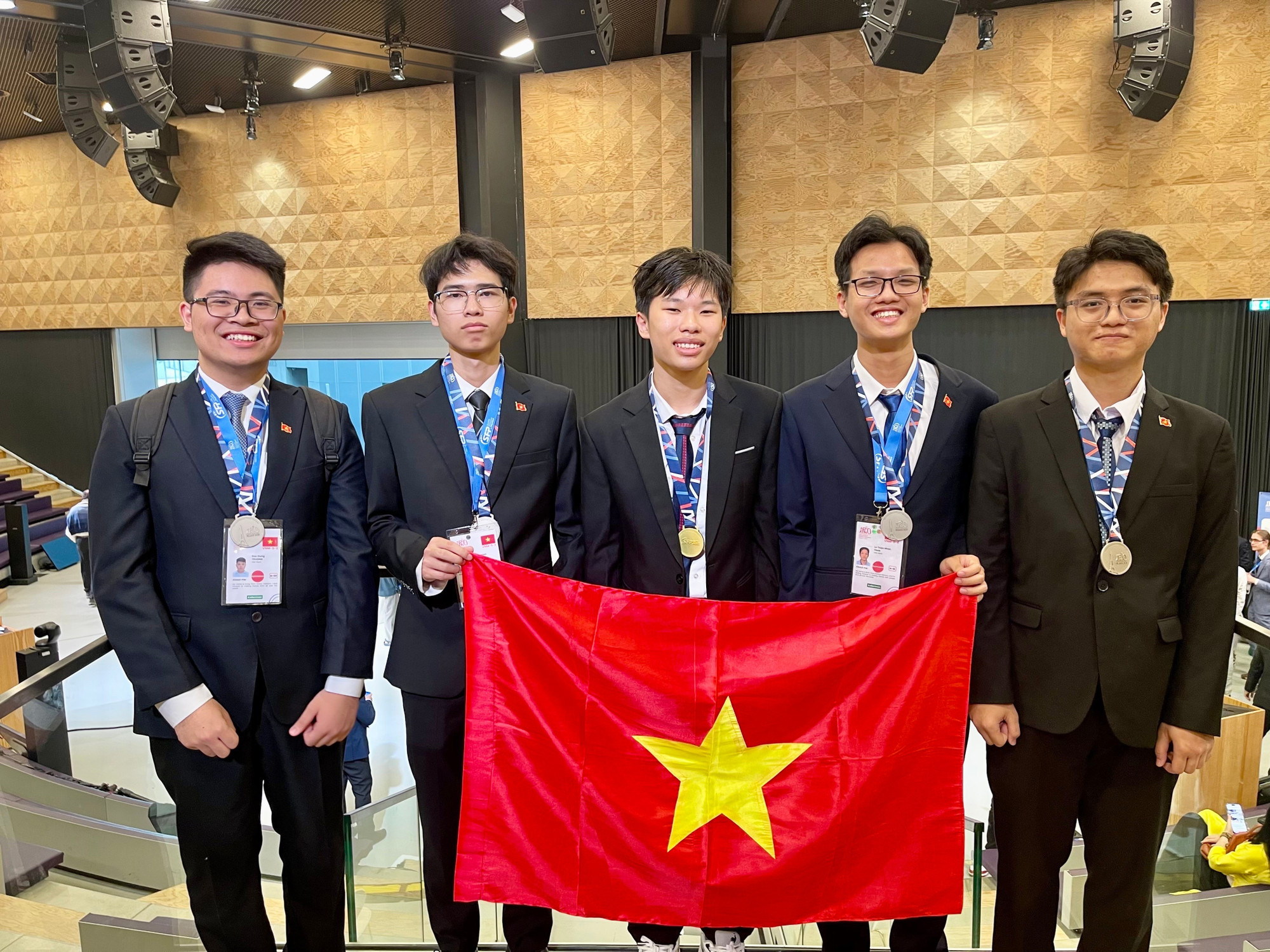vna-potal-tu-hao-co-do-sao-vang-tai-le-be-mac-olympic-vat-ly-quoc-te-2025-8170333.jpg
