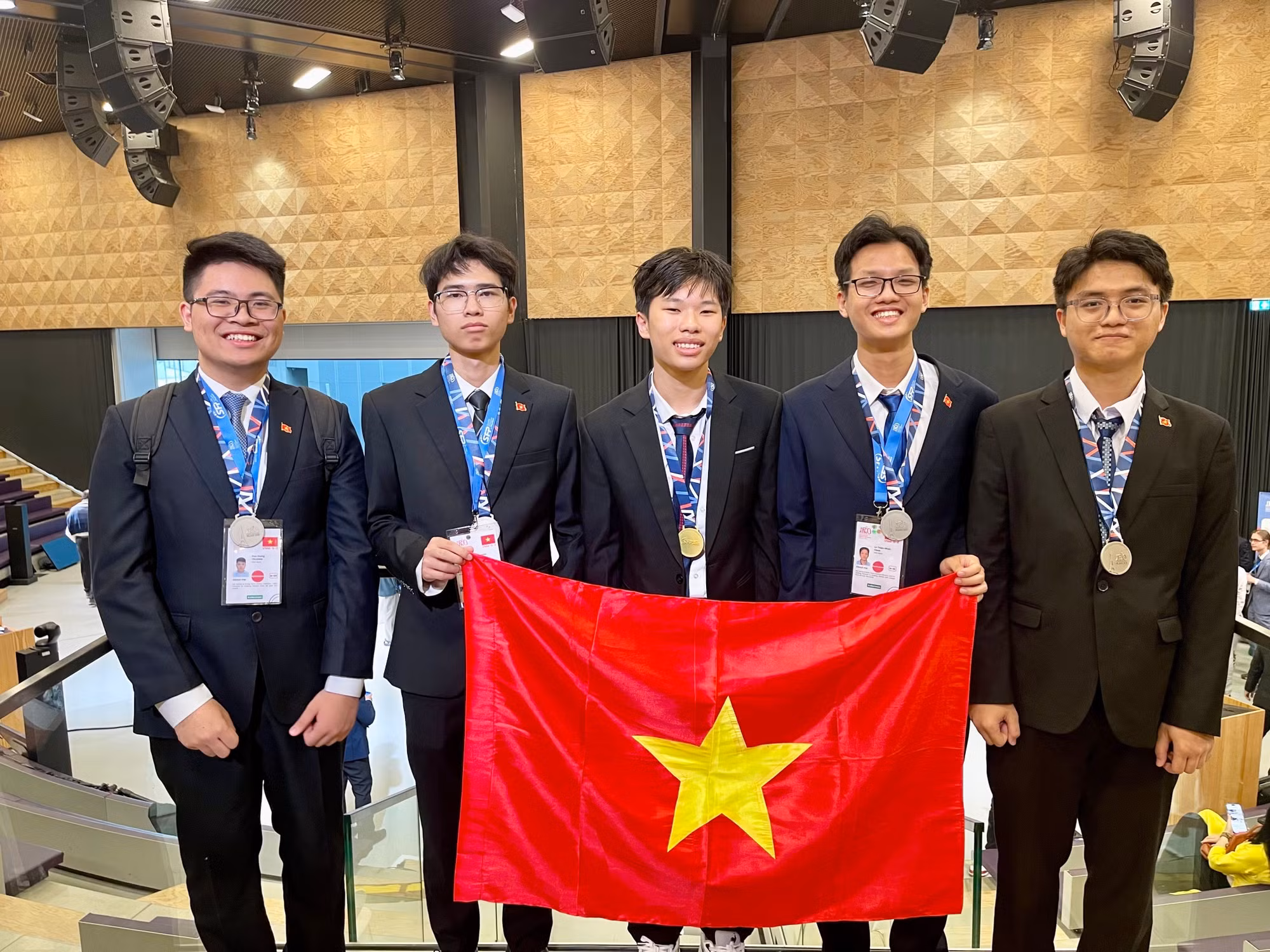 vna-potal-tu-hao-co-do-sao-vang-tai-le-be-mac-olympic-vat-ly-quoc-te-2025-8170333.jpg