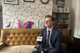 英国共产党党员、越南政治历史研究学者基里尔·惠特克。图自越通社