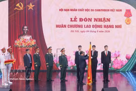 越南橙剂/二恶英受害者协会获授二等劳动勋章。图自越通社