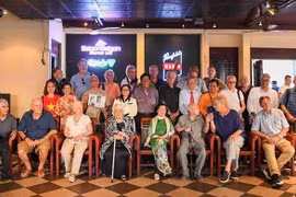 越南南方解放50年后国内外前战地记者重聚。图自越通社