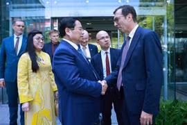 越南政府总理范明政参观法国国家铁路公司。图自越通社