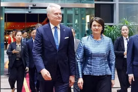 立陶宛总统和夫人抵达河内，开始对越南进行正式访问。图自越通社