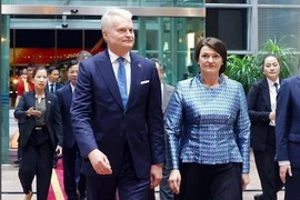 立陶宛总统和夫人抵达河内，开始对越南进行正式访问。图自越通社