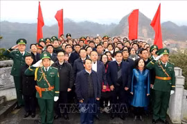 河江省委书记侯阿令率领工作代表团出席在龙鼓国家旗台举行的升旗仪式。图自越通社