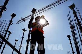 工人们在烈日下工作。图自越通社