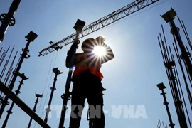 工人们在烈日下工作。图自越通社