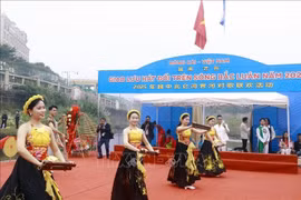 北仑河界河对歌交流活动热闹亮相。图自越通社