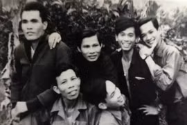 解放通讯社记者黎南胜（右二） 图自越通社