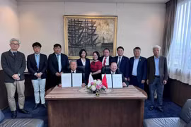 越南渔业协会与日本海珍珠水产公司在东京签署合作备忘录。图自越通社