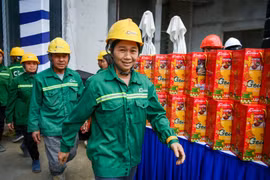 向兴安省Ecopark工地的劳动者赠送乙巳年春节礼物。图自人民报