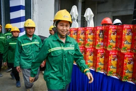 向兴安省Ecopark工地的劳动者赠送乙巳年春节礼物。图自人民报