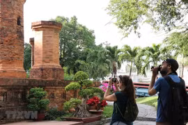 俄罗斯游客在庆和省波那加塔遗址参观。图自越通社