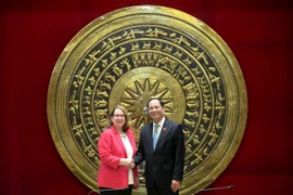越南国会副主席陈光方和美中经济与安全审查委员会（USCC）主席雷瓦·普莱斯。图自互联网