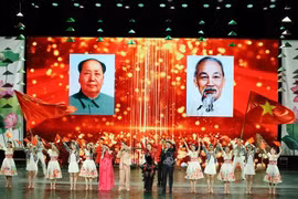 越中友好文艺演出《文化色彩》的文艺表演。图自越通社