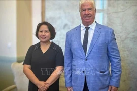 范氏秋香大使与爱奥尼亚省省长特雷佩克利斯。图自越通社