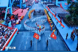 越南在胡志明市举行庆典、阅兵和游行活动，隆重纪念南方解放、国家统一50周年。图自越通社