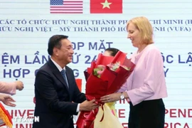 范成坚先生向美国驻胡志明市总领事苏珊·伯恩斯献花祝贺。图自越通社