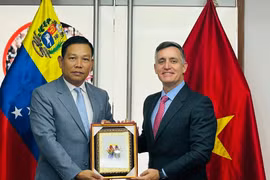 越南驻委内瑞拉大使武中美向卡尔迪略部长送上纪念品。图自越通社