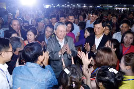 越共中央总书记苏林和河内市上吉坊居民。图自越通社
