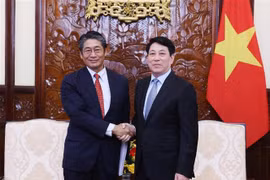 国家主席梁强和日本驻越南大使伊藤直树。图自越通社