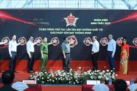 越南政府总理范明政出席新山一航空港生物识别试点启用仪式。图自越通社