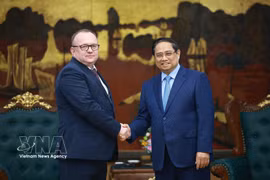 政府总理范明政与白俄罗斯国家司法鉴定委员会主席沃尔科夫。图自越通社