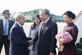 阿塞拜疆第一副总理亚古布·埃尤博夫在首都巴库的盖达尔·阿利耶夫国际机场迎接越共中央总书记苏林和夫人。图自越通社