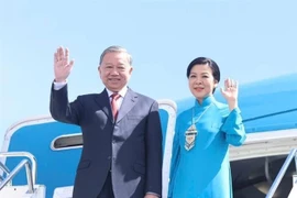 越共中央总书记苏林和夫人离开阿斯塔纳，启程对阿塞拜疆共和国进行国事访问。图自越通社
