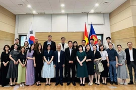 代表团与驻韩国大使、总领事以及旅韩越南人团体和侨胞合影留念。图自越通社
