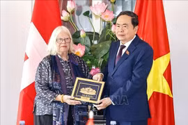 越南国会主席陈青敏向瑞士－越南友好协会主席安尤丝卡·玛丽亚·韦尔赠送纪念品。图自越通社
