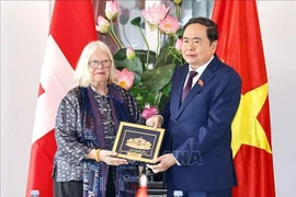 越南国会主席陈青敏向瑞士－越南友好协会主席安尤丝卡·玛丽亚·韦尔赠送纪念品。图自越通社