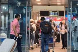 越南公民进入埃及开罗机场准备回国。图自越南驻以色列大使馆