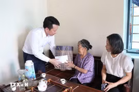 喜迎越共十四大和2026丙午春节 党和国家向优抚对象发放现金。图自越通社