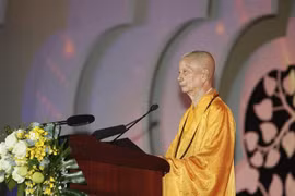 越南佛教教会证明理事会法主释智广长老和尚在2025年卫塞节开幕式上宣读卫塞节致辞。图自越通社