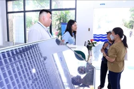 河内市西湖坊干部协助群众办理行政手续。图自越通社
