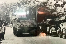 我军和平顺人民热烈涌上街头庆祝家乡解放。（资料图：平顺省军事指挥部）