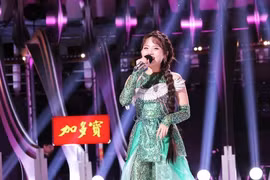 歌手芳美芝在 Sing!Asia 舞台上表演。图自hanoimoi.com