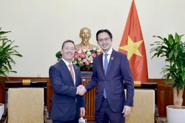 越南外交部副部长杜雄越在越南外交部总部会见了正在访问越南的美国国务院东亚和太平洋事务高级官员肖恩·小野·科塔罗。