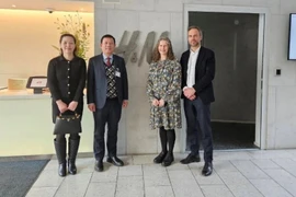 越南驻瑞典大使陈文俊与越南驻瑞典商务参赞与H&M集团举行工作会谈。图自越通社